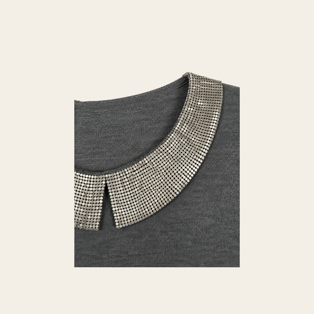 CHANEL 98A – Pull en cachemire & soie à col bijou en maille métallique – Gris – Taille FR 42 (L)