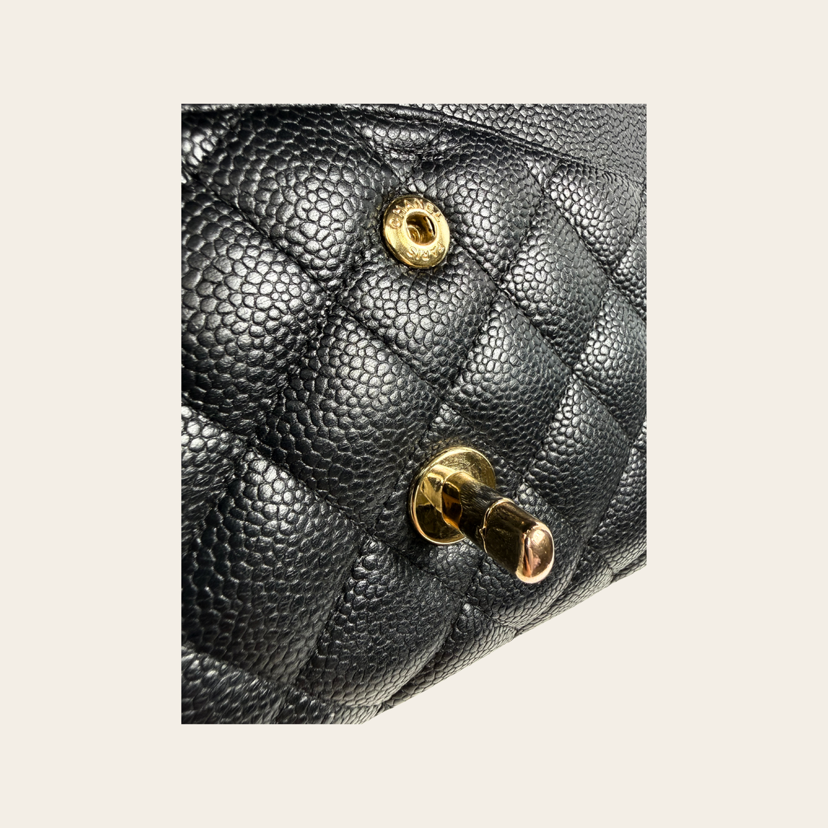 CHANEL VINTAGE – 24 k Classic Double Flap Medium en cuir caviar matelassé – Noir & doré