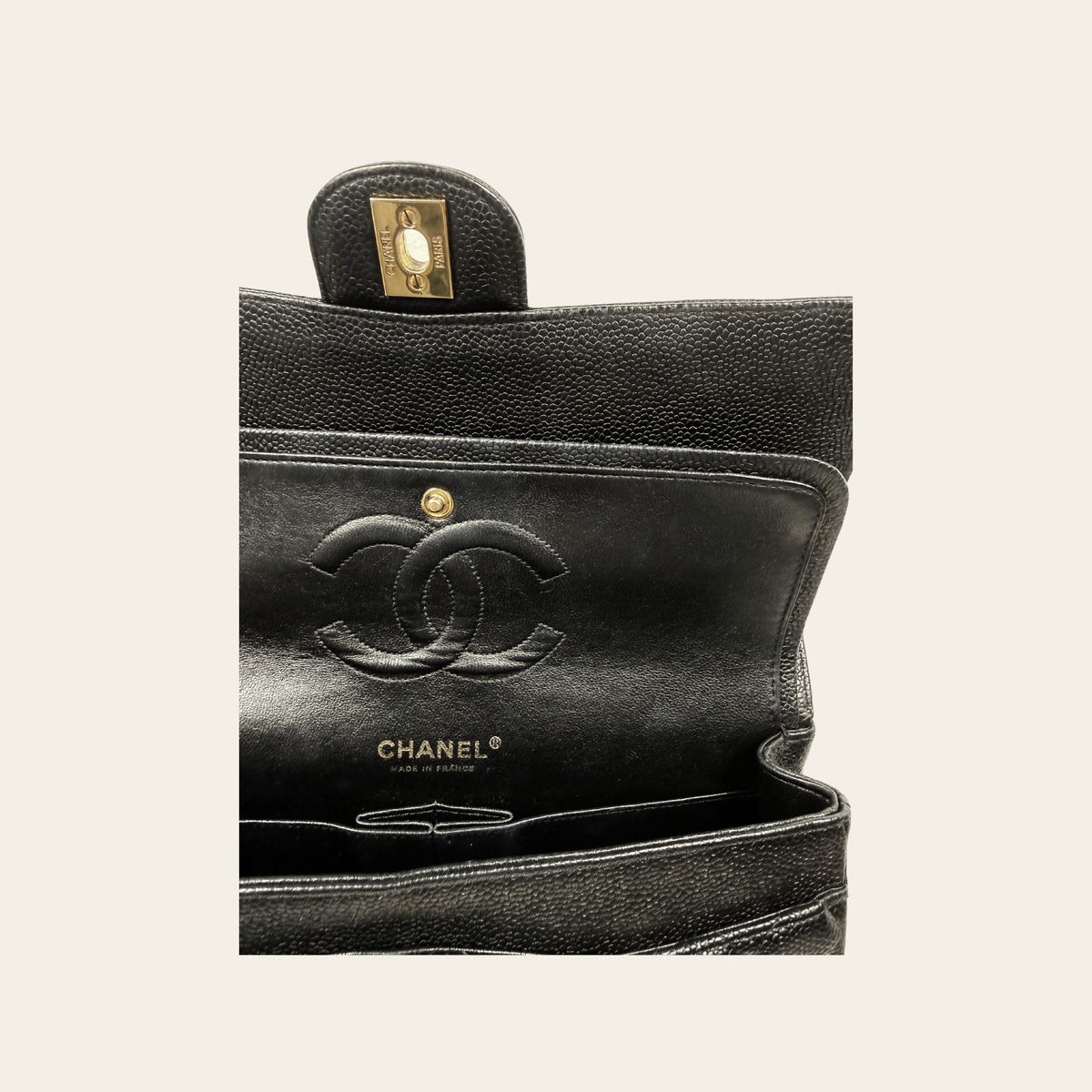 CHANEL VINTAGE – 24 k Classic Double Flap Medium en cuir caviar matelassé – Noir & doré