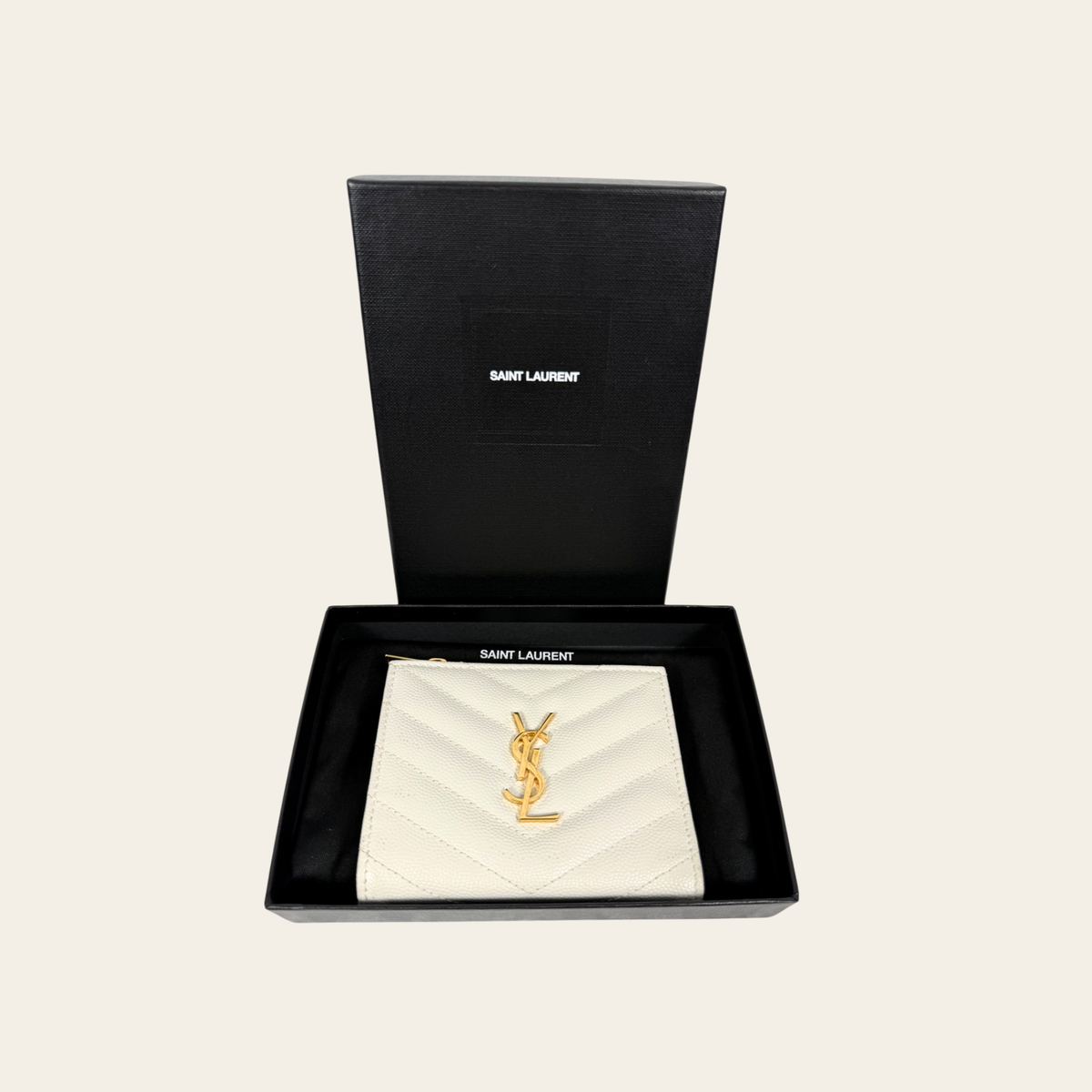 SAINT LAURENT — Cassandre Matelassé Bi-Fold Wallet en cuir Grain de Poudre — Blanc & doré