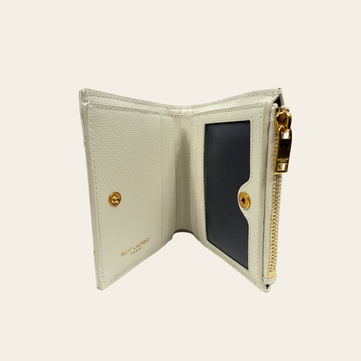 SAINT LAURENT — Cassandre Matelassé Bi-Fold Wallet en cuir Grain de Poudre — Blanc & doré