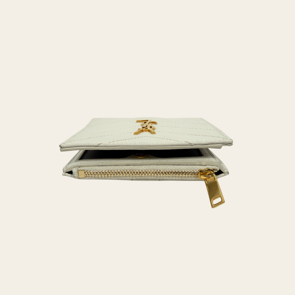 SAINT LAURENT — Cassandre Matelassé Bi-Fold Wallet en cuir Grain de Poudre — Blanc & doré