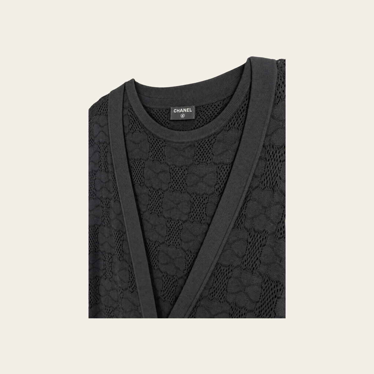 CHANEL — Ensemble 2 pièces en maille ajourée noire à boutons CC, Taille FR 42