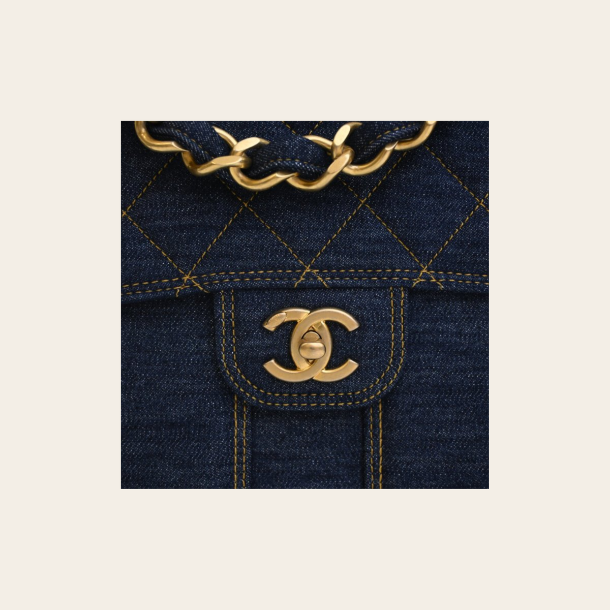 CHANEL — Sac à dos Double You en denim matelassé bleu