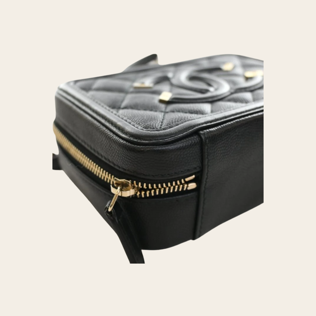 CHANEL — Mini sac bandoulière Filigree en cuir caviar noir