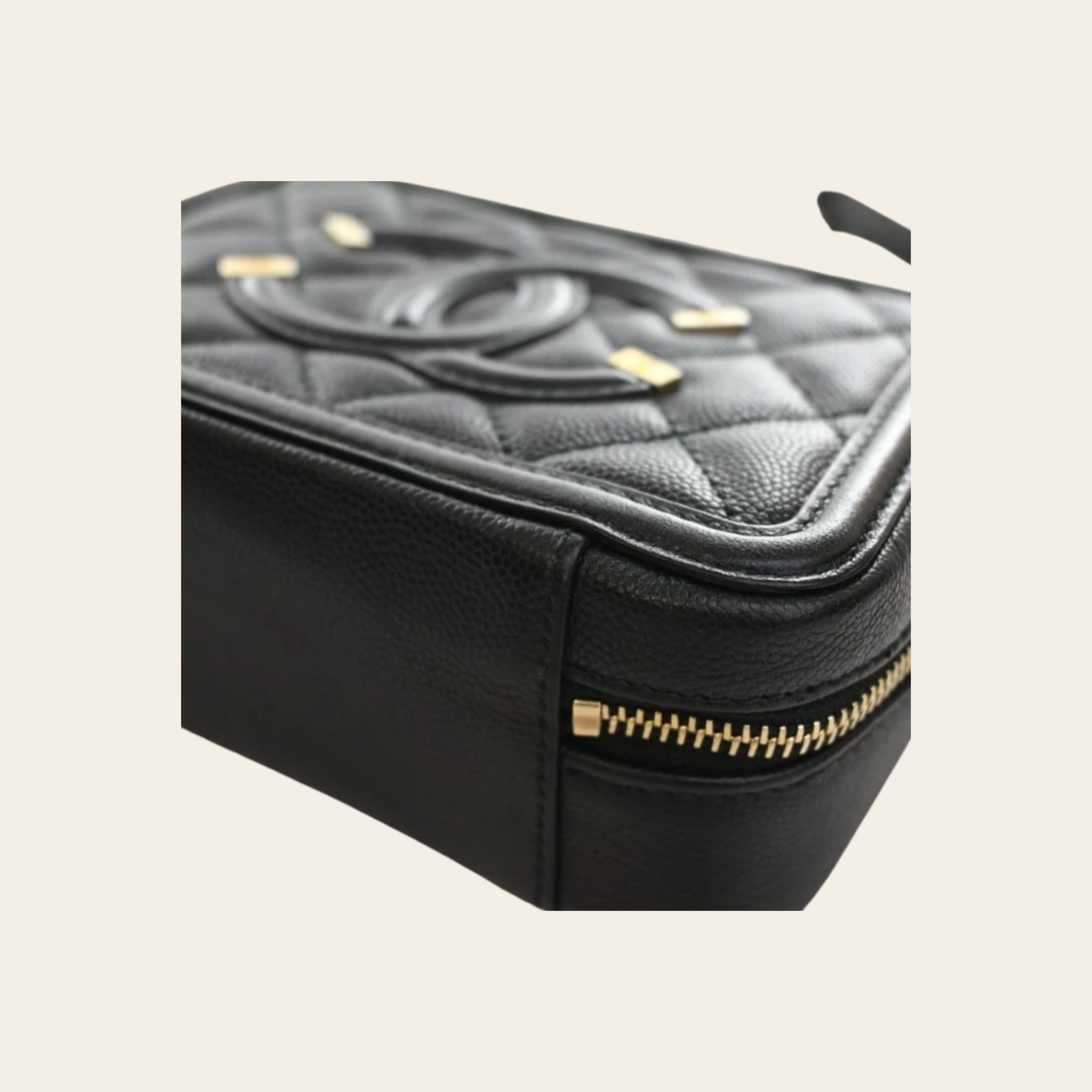 CHANEL — Mini sac bandoulière Filigree en cuir caviar noir