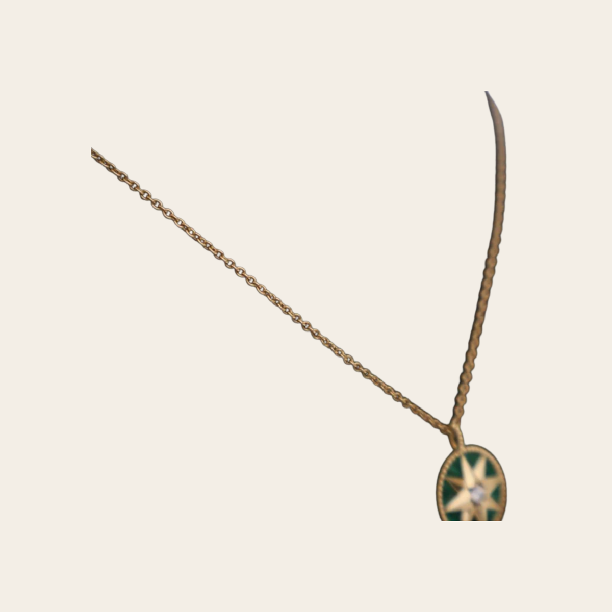 CHRISTIAN DIOR — Collier médaillon Medium Rose des Vents en or jaune, malachite et diamant