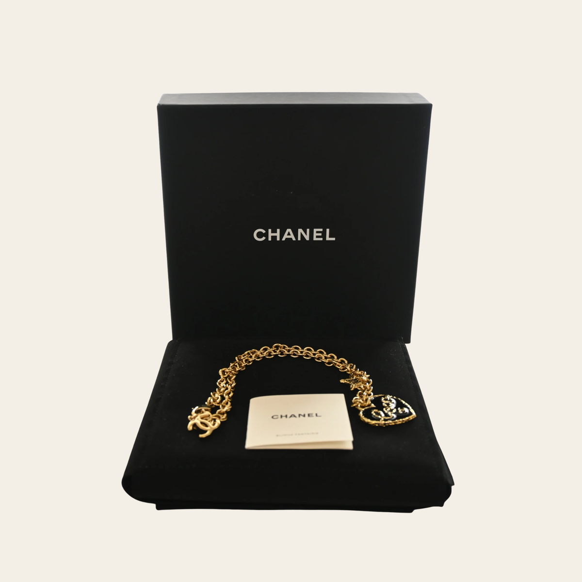 CHANEL — Collier Coco Heart Star en métal doré et émail
