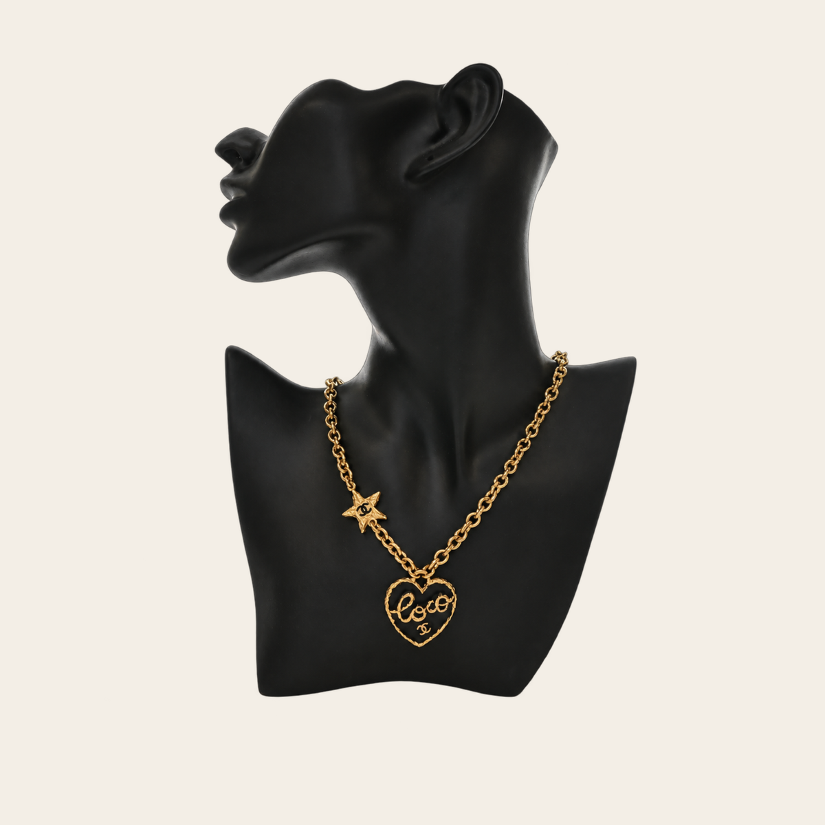 CHANEL — Collier Coco Heart Star en métal doré et émail