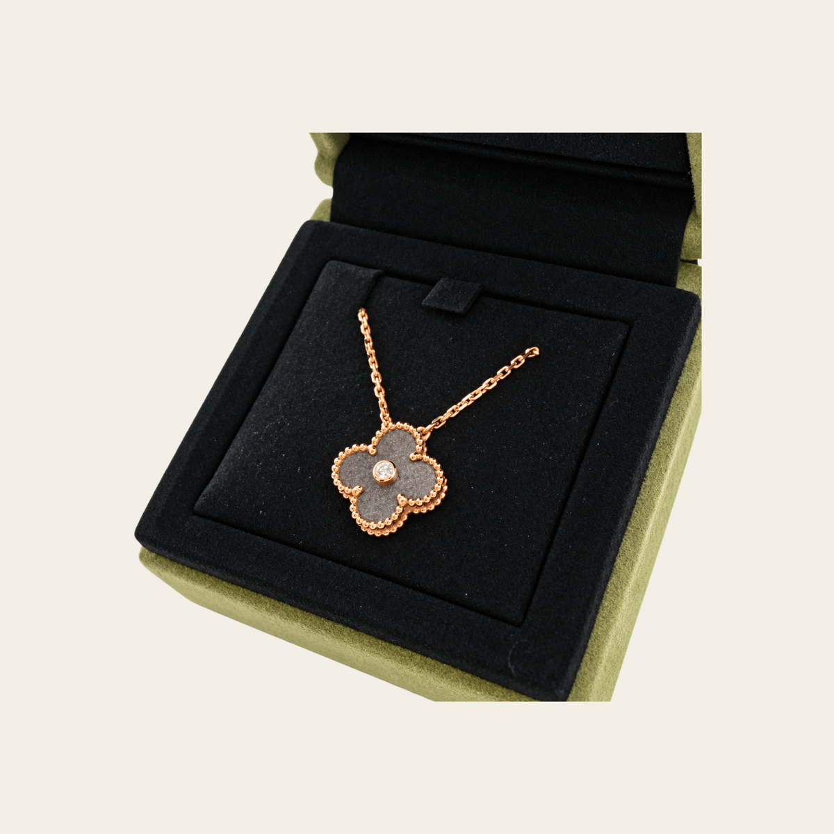 VAN CLEEF & ARPELS — Collier Vintage Alhambra Édition Holiday 2023 en obsidienne argentée
