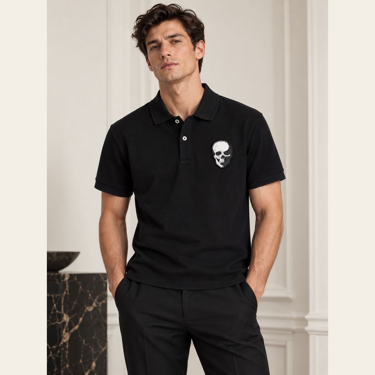 ALEXANDER McQUEEN — Polo noir à écusson Skull brodé, Taille XL