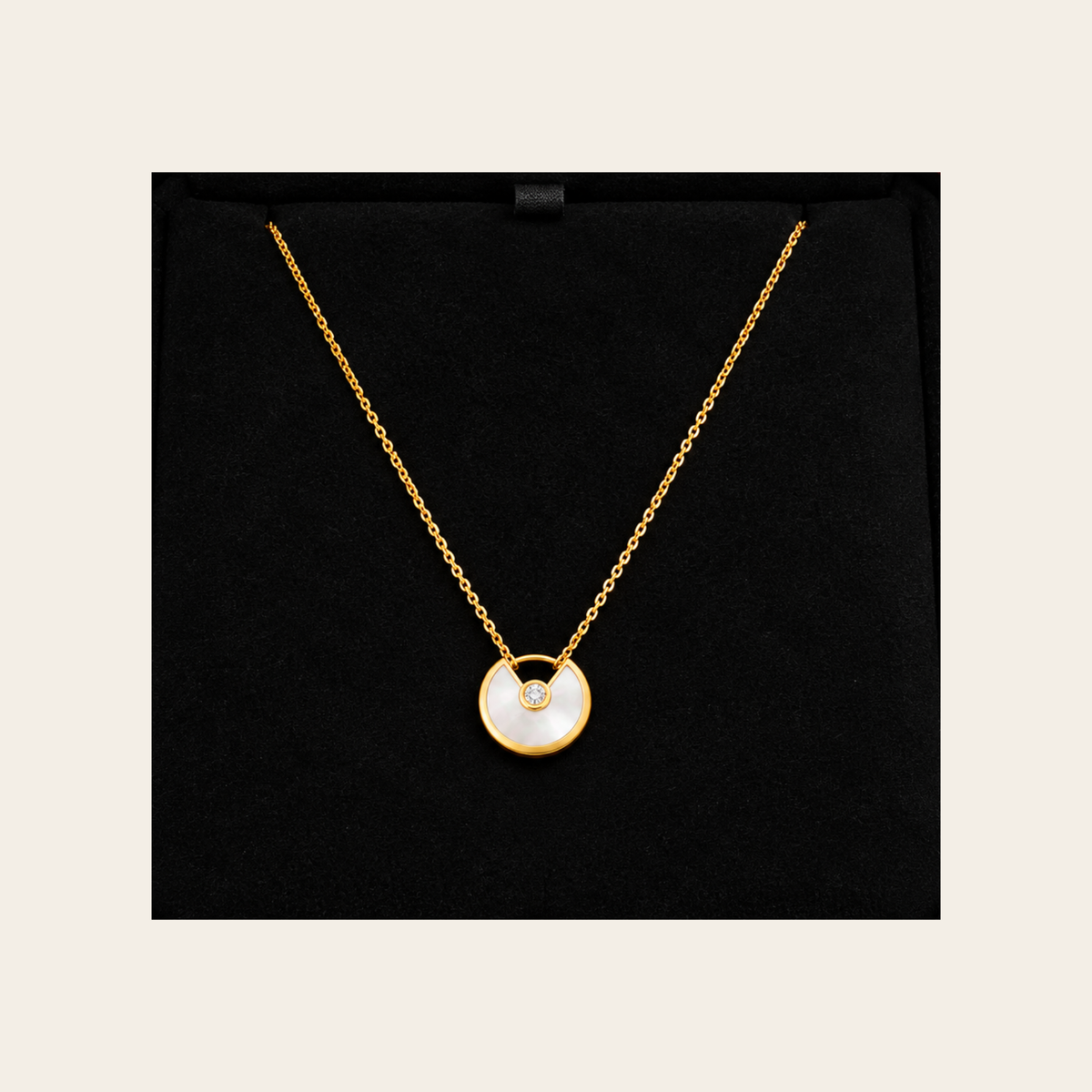 CARTIER — Collier Amulette de Cartier XS en nacre et diamant