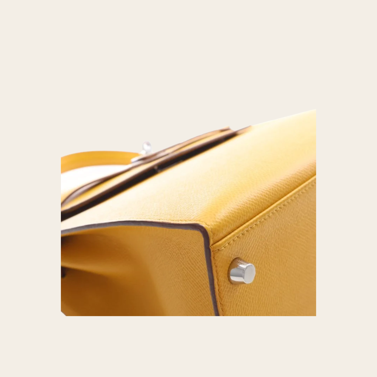 HERMÈS — Kelly 28 Sellier en cuir Epsom Jaune Ambre, quincaillerie palladiée