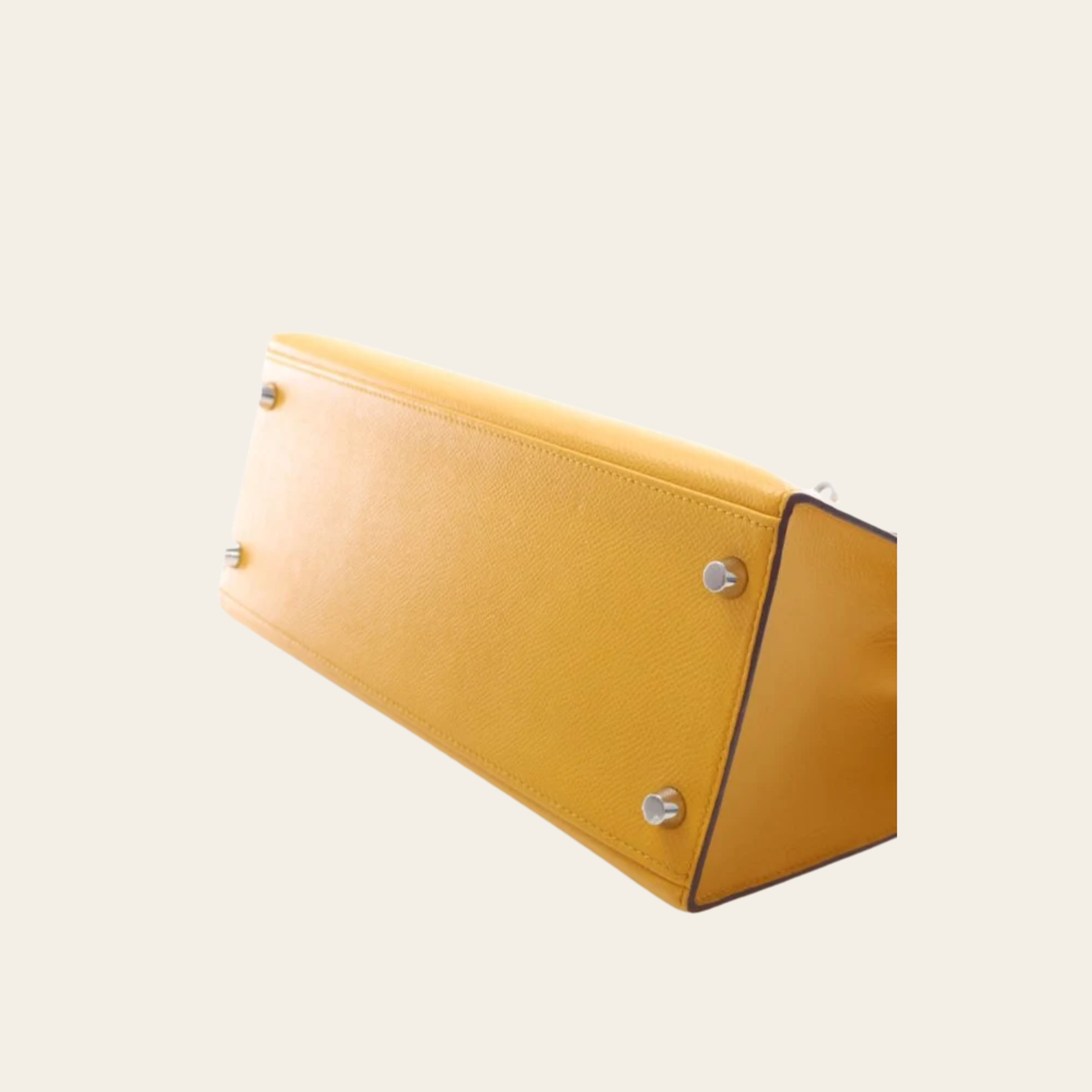 HERMÈS — Kelly 28 Sellier en cuir Epsom Jaune Ambre, quincaillerie palladiée