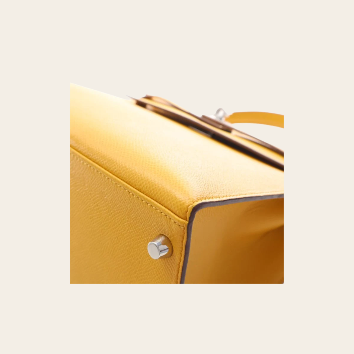 HERMÈS — Kelly 28 Sellier en cuir Epsom Jaune Ambre, quincaillerie palladiée