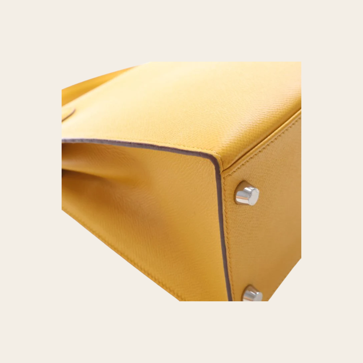 HERMÈS — Kelly 28 Sellier en cuir Epsom Jaune Ambre, quincaillerie palladiée
