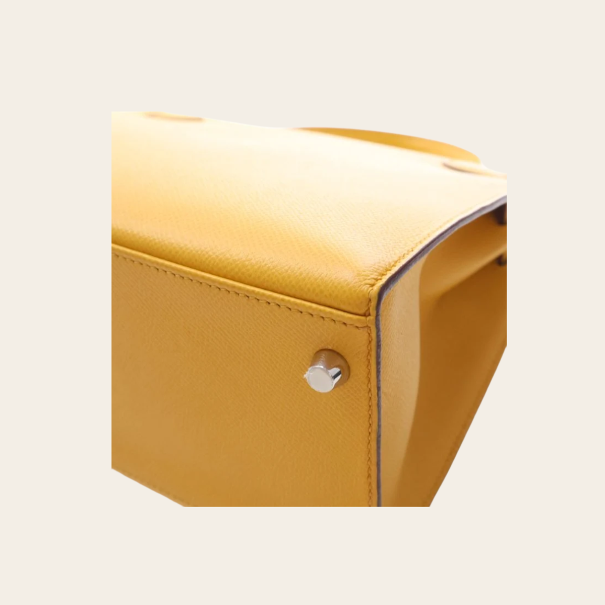 HERMÈS — Kelly 28 Sellier en cuir Epsom Jaune Ambre, quincaillerie palladiée