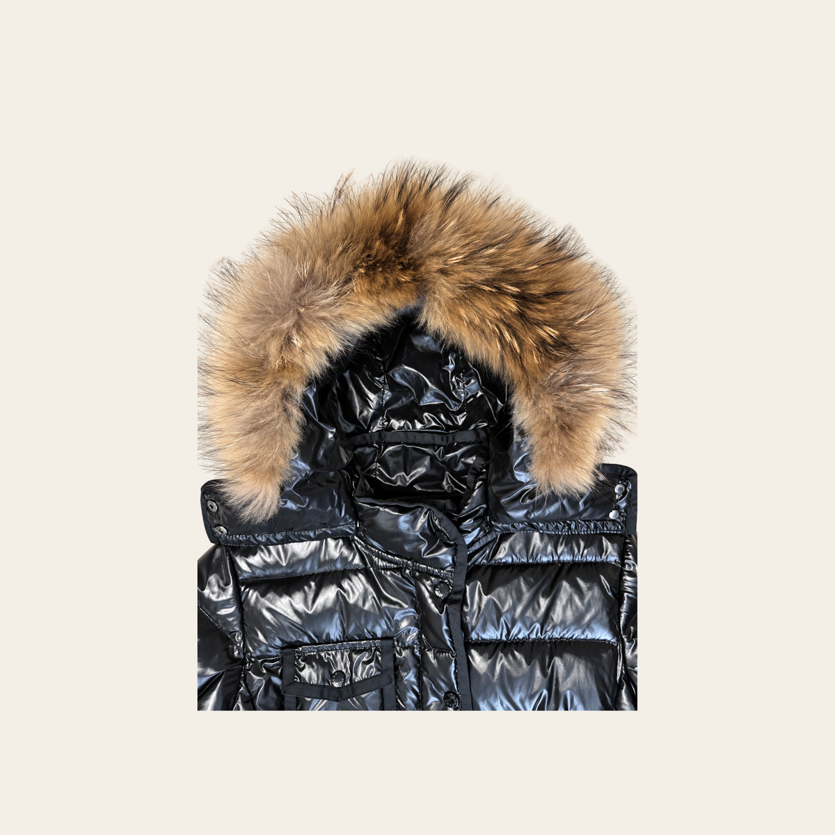 MONCLER — Doudoune noire brillante à capuche bordée de fourrure, Taille 1