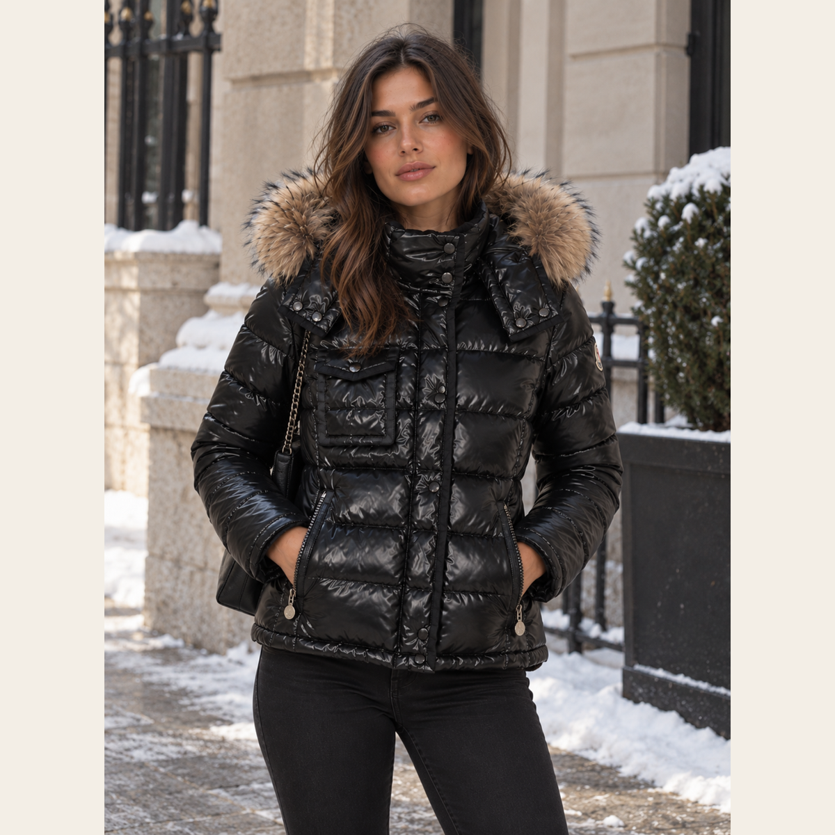 MONCLER — Doudoune noire brillante à capuche bordée de fourrure, Taille 1