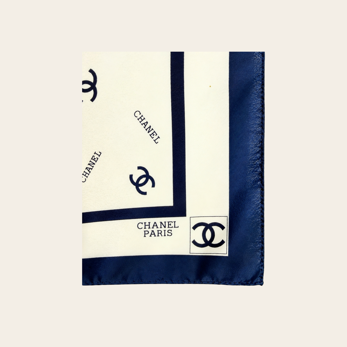 CHANEL — Carré en soie à monogramme CC bleu marine & ivoire, 86 × 90 cm