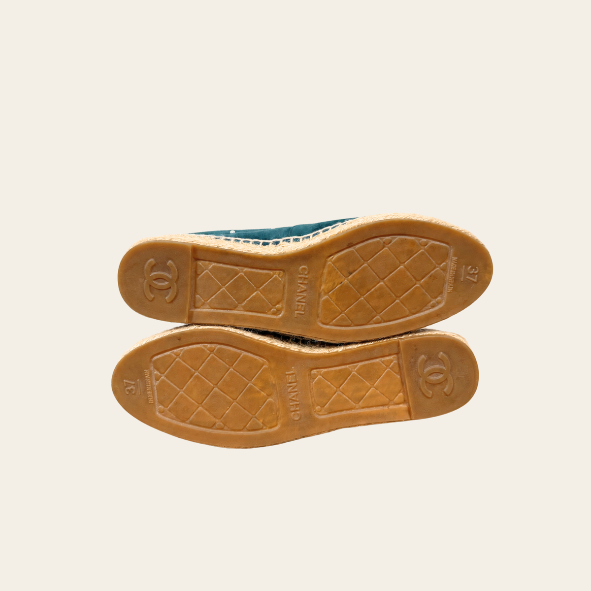 CHANEL — Espadrilles en suède bleu pétrole à perles CC et bout noir, Taille 37