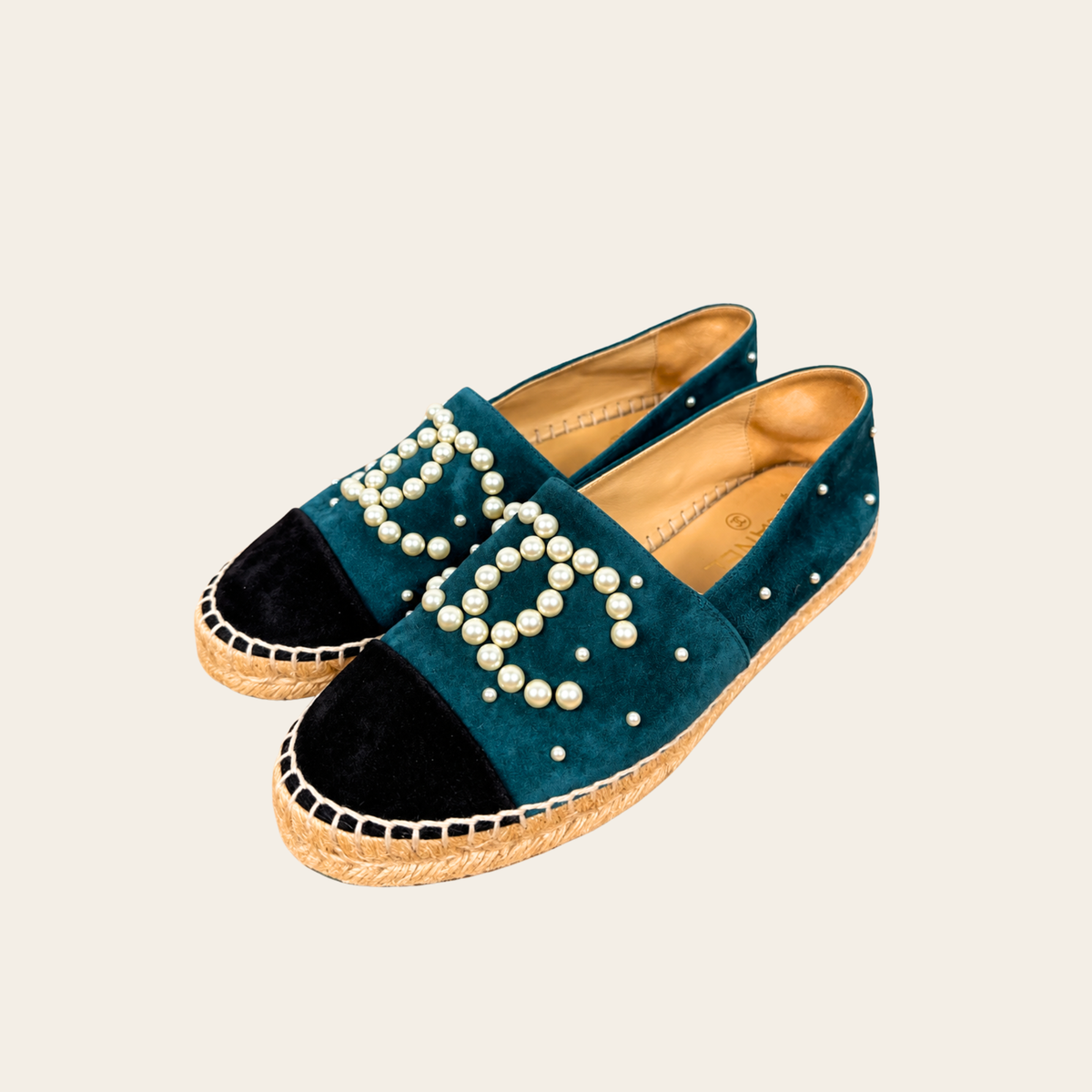 CHANEL — Espadrilles en suède bleu pétrole à perles CC et bout noir, Taille 37