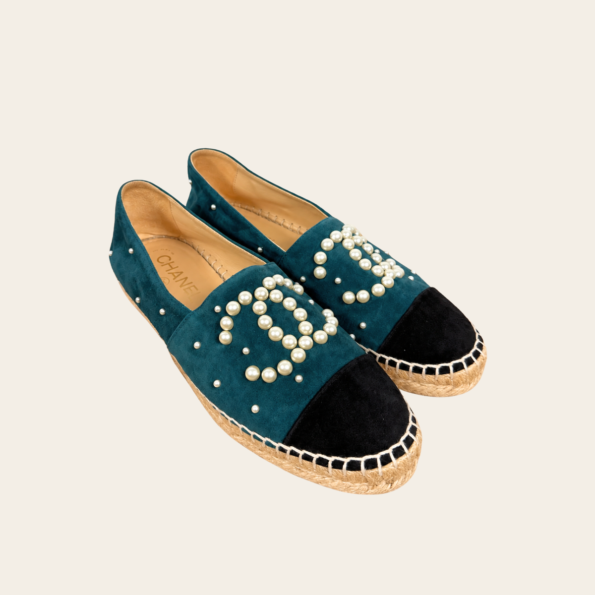 CHANEL — Espadrilles en suède bleu pétrole à perles CC et bout noir, Taille 37