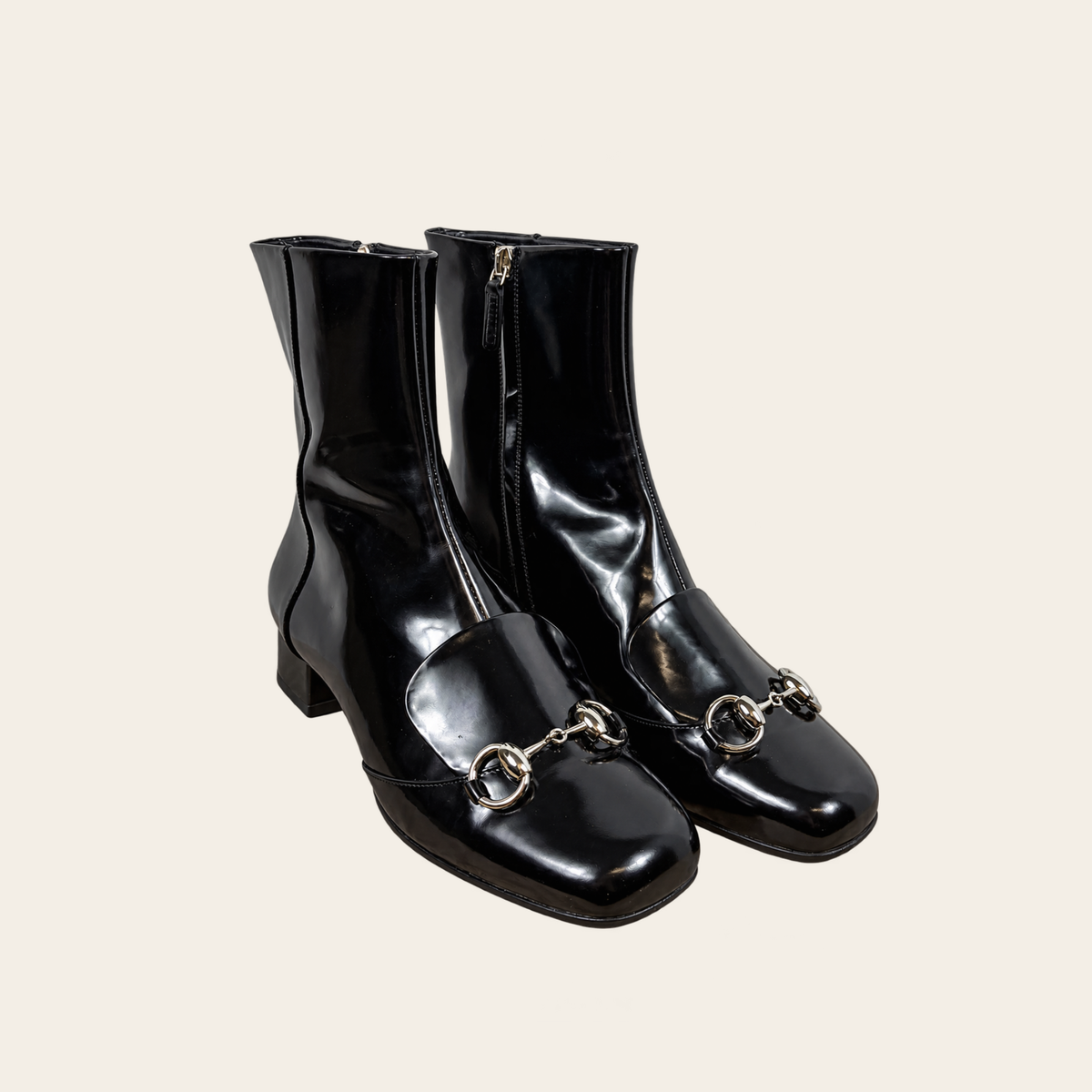 GUCCI — Bottines Lillian Horsebit en cuir verni noir, taille 37 IT