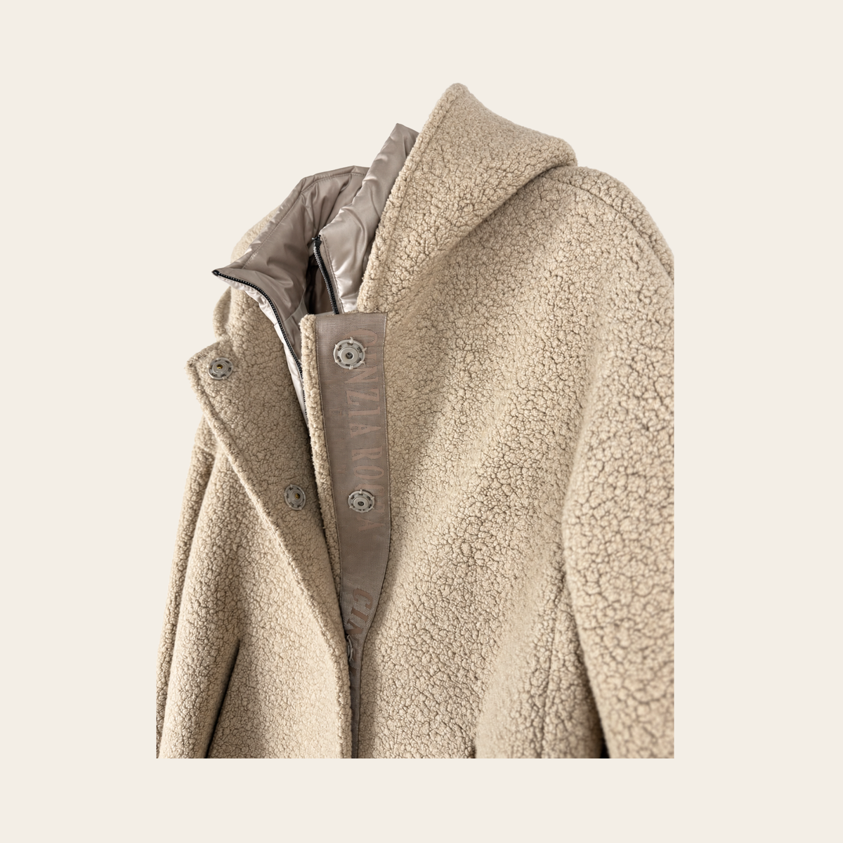 CINZIA ROCCA ICONS — Manteau court à capuche en laine bouclée beige avec plastron matelassé amovible, taille 42 IT (M / FR 38 / US 6)