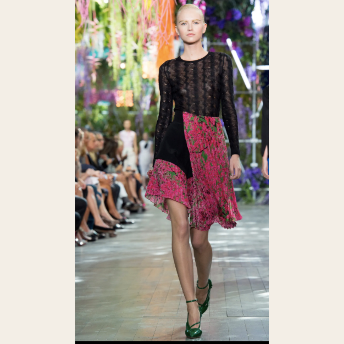 CHRISTIAN DIOR — Jupe plissée asymétrique en soie noire et rose, taille 36
