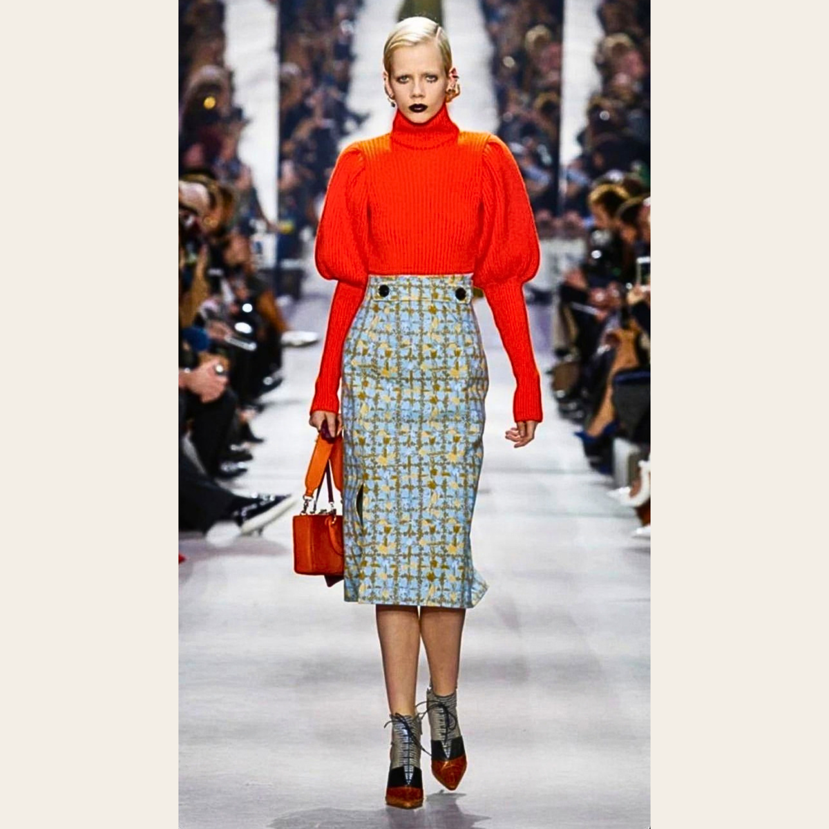 CHRISTIAN DIOR — Jupe crayon en jacquard floral bleu ciel et or, Taille FR 40