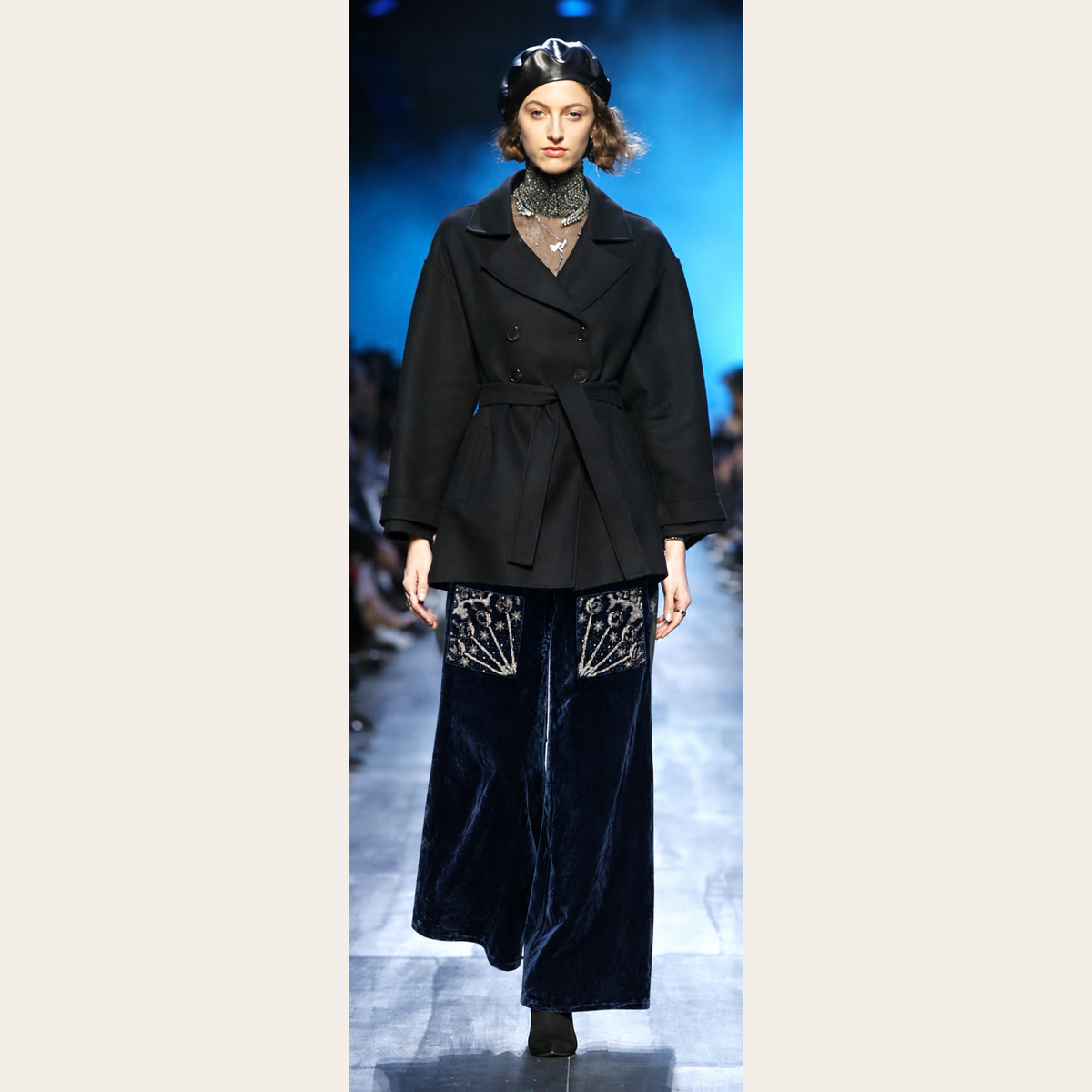 CHRISTIAN DIOR — Pantalon large en velours bleu nuit à poches brodées, taille 34