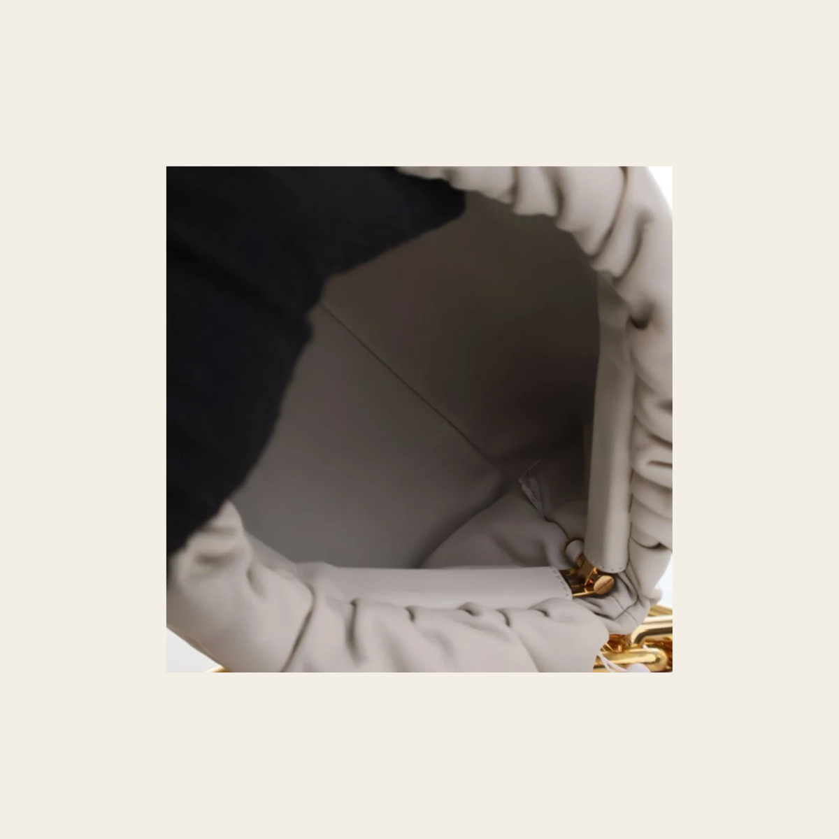 BOTTEGA VENETA – The Chain Pouch en Cuir Beige, Grand Modèle