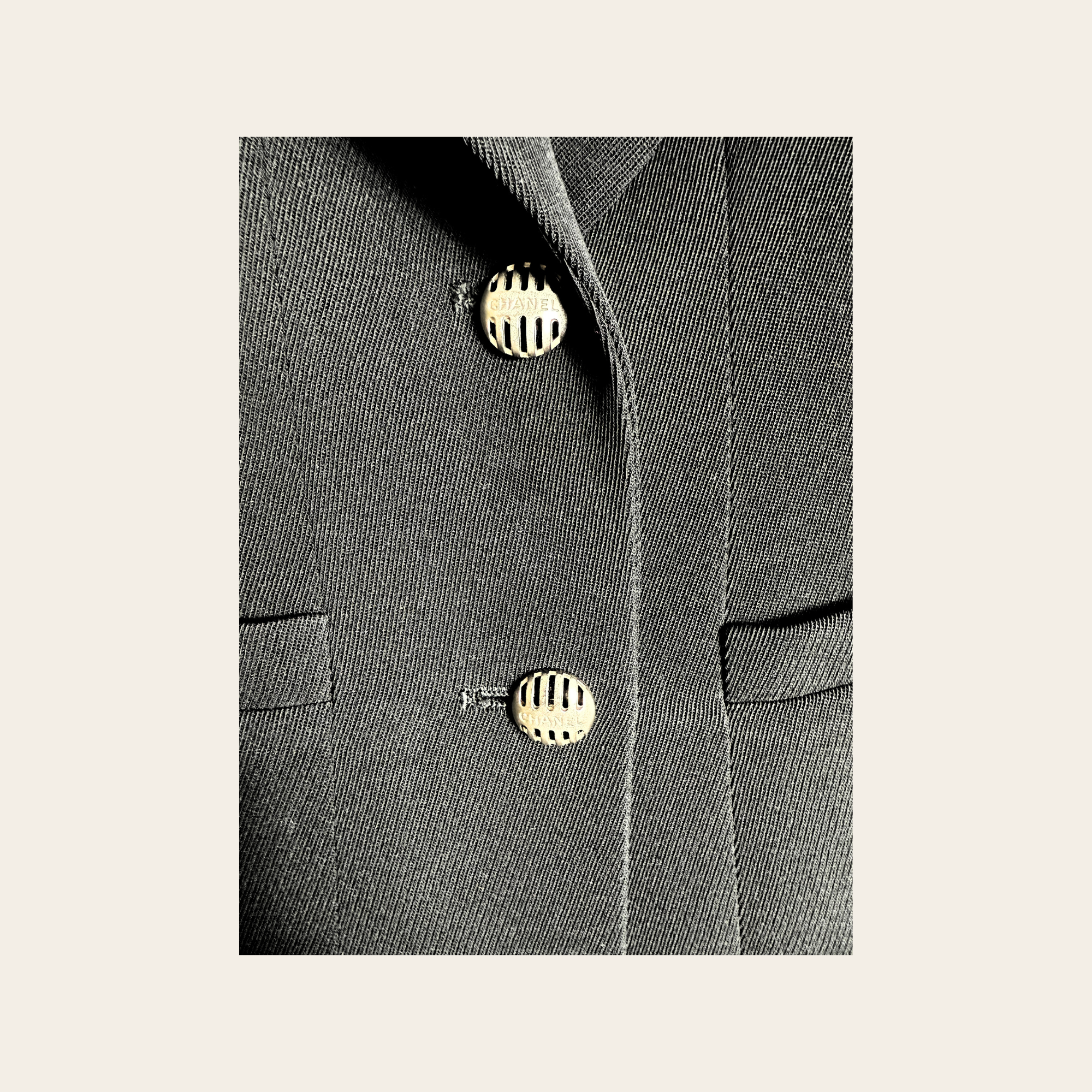 CHANEL – Veste Tailleur Classique à Épaulettes Noire