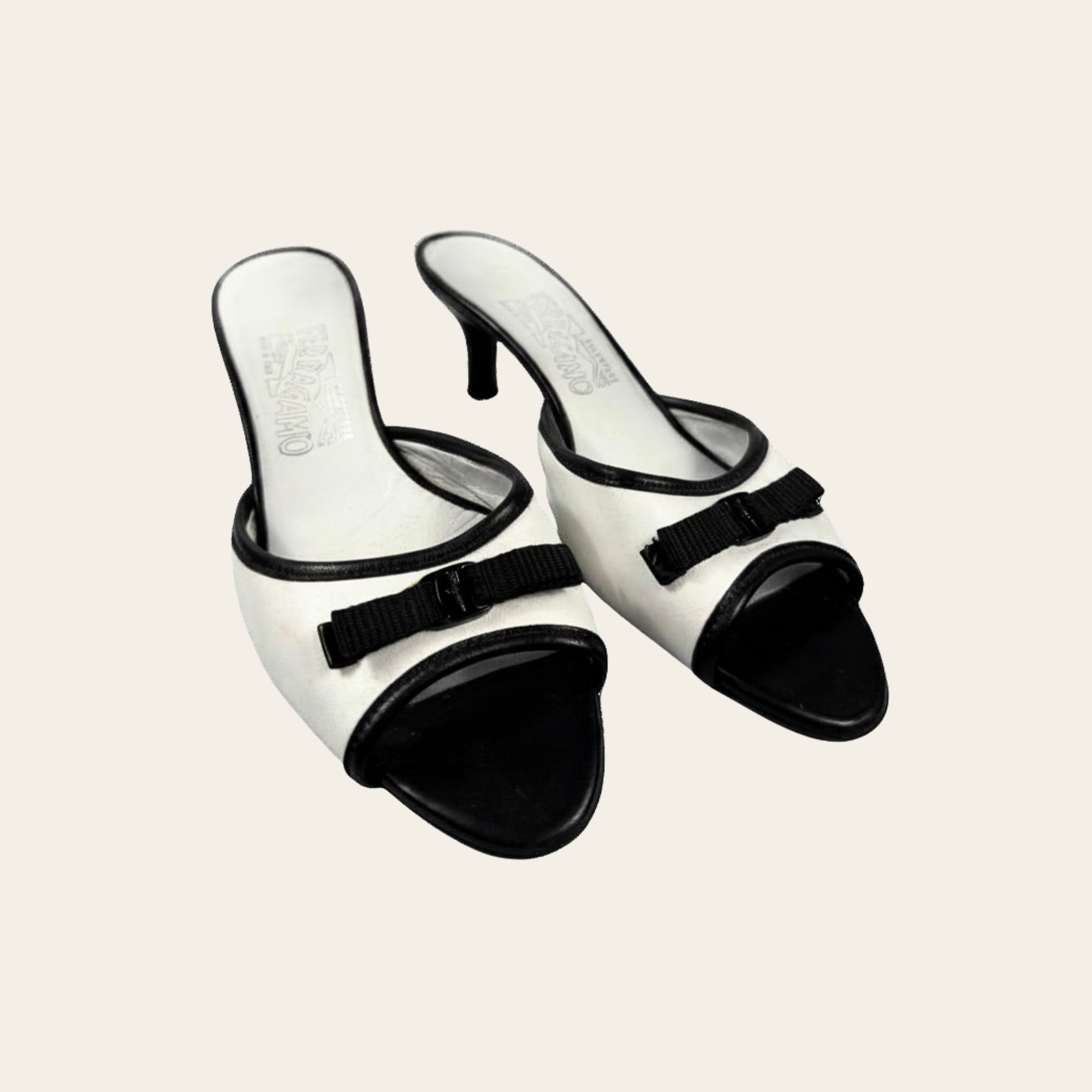 Salvatore Ferragamo Mules Vara Bow Bicolores en Cuir, 37