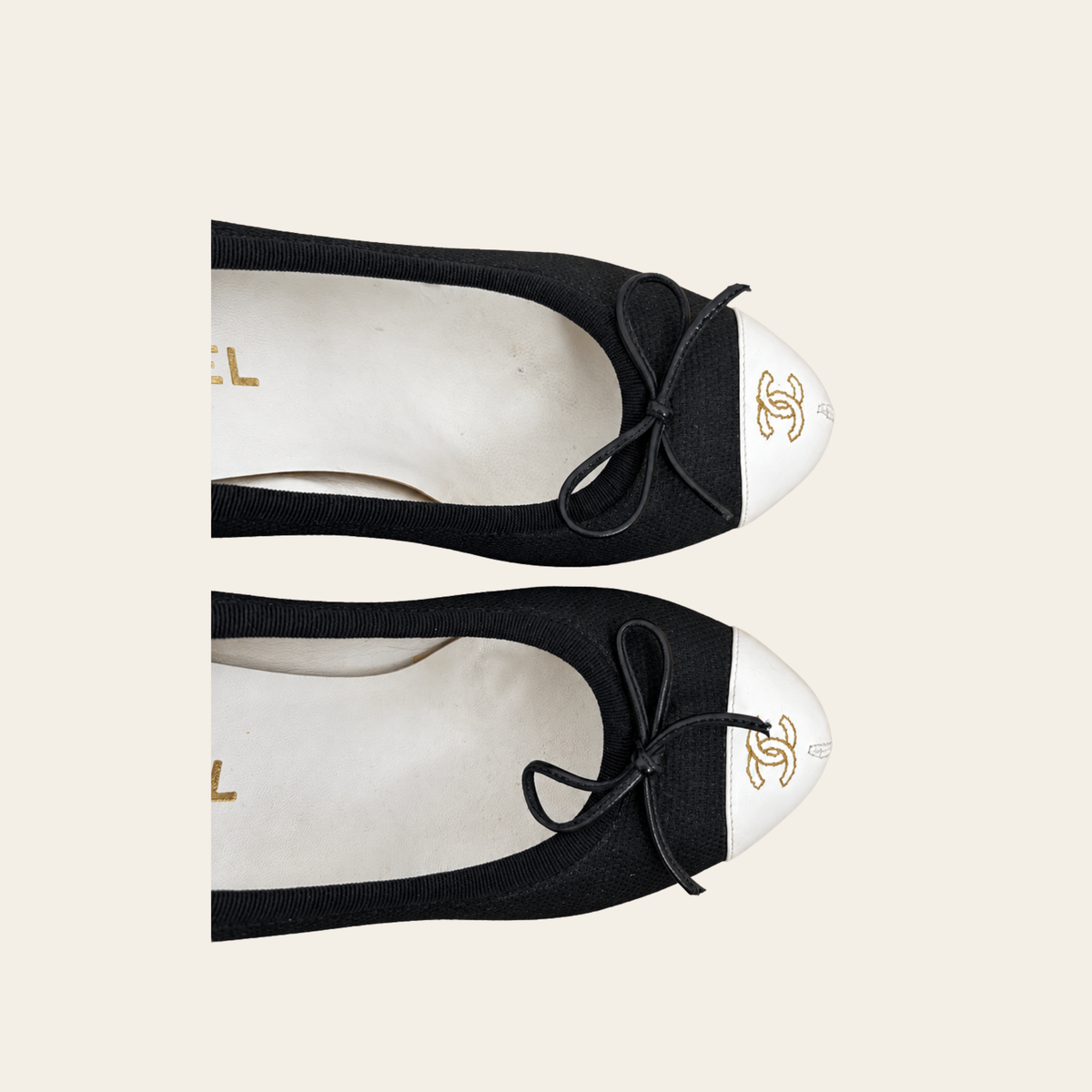 CHANEL — Escarpins bicolores en toile et cuir de veau, bout rapporté à logo CC et nœud, pointure 38,5