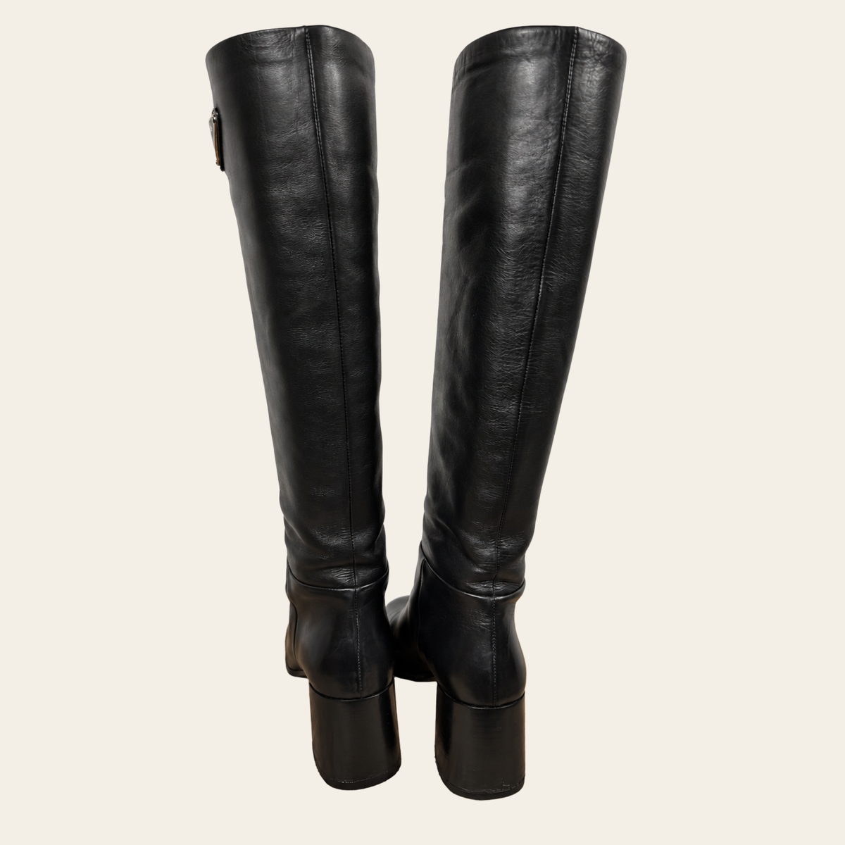 PRADA — Bottes hautes en cuir noir à talons blocs et logo triangulaire émaillé, taille 38