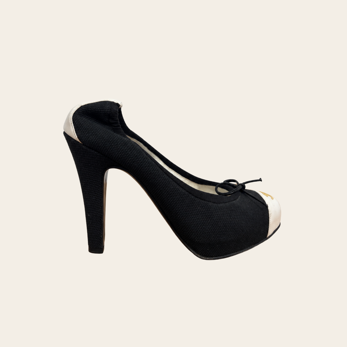 CHANEL — Escarpins bicolores en toile et cuir de veau, bout rapporté à logo CC et nœud, pointure 38,5