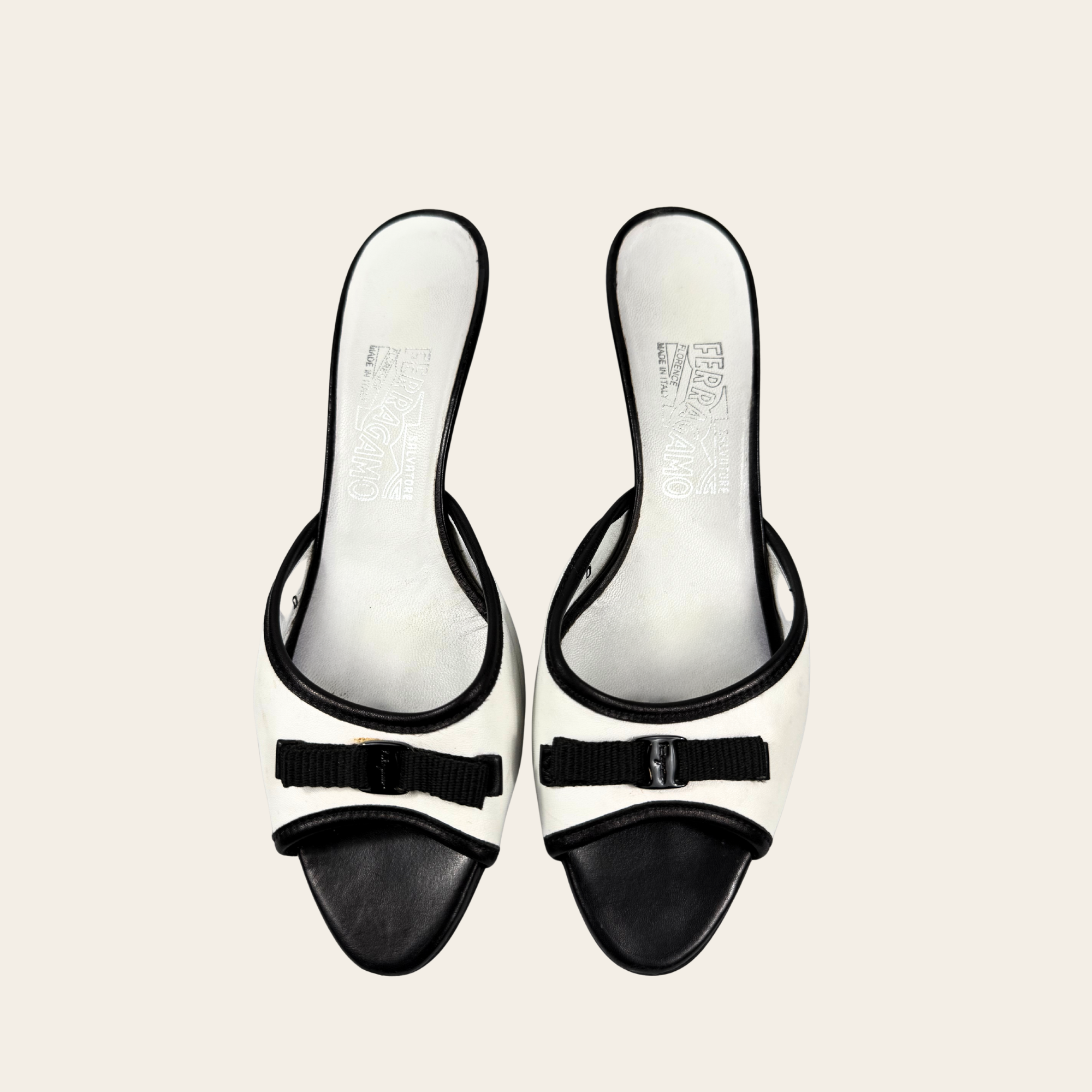 Salvatore Ferragamo Mules Vara Bow Bicolores en Cuir, 37