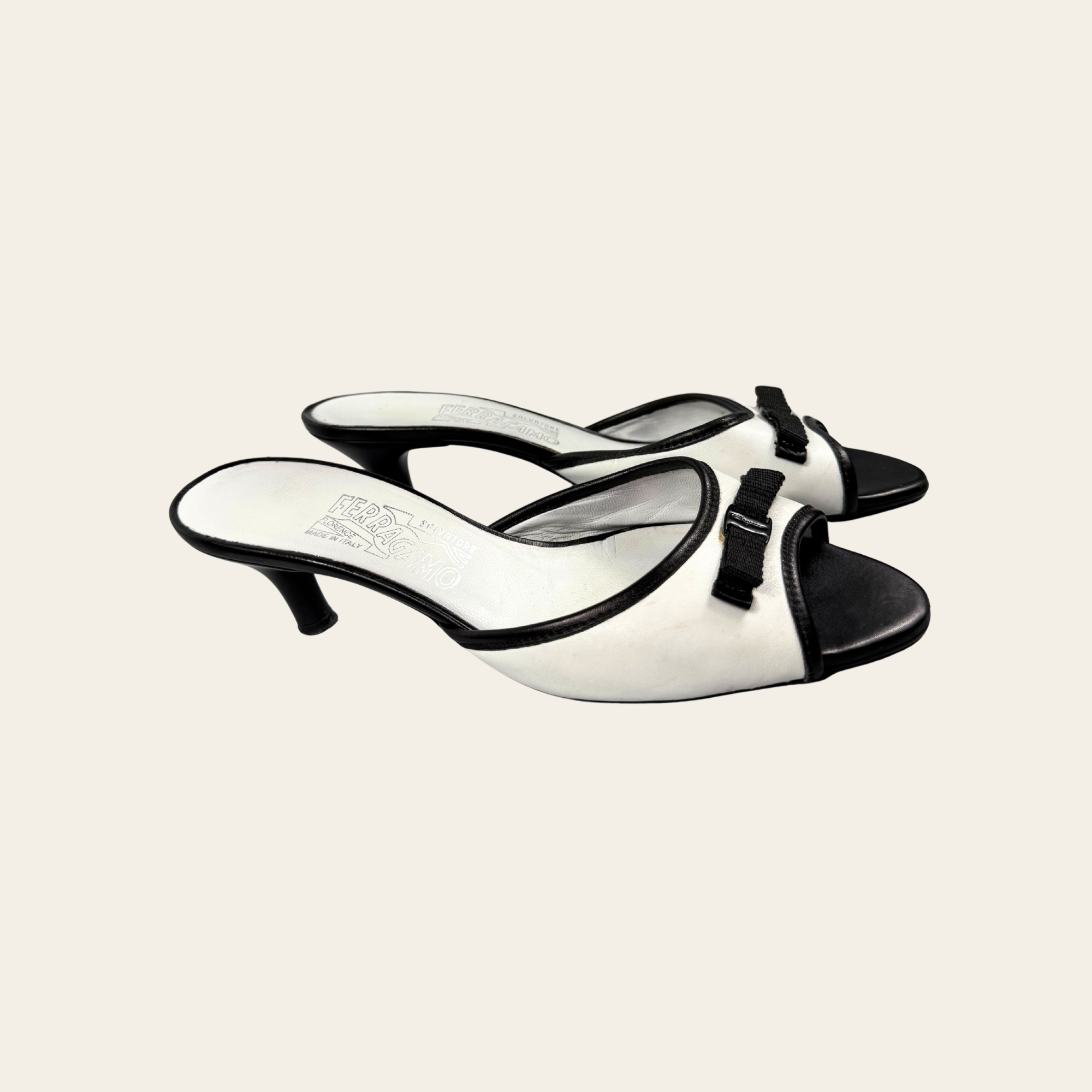 Salvatore Ferragamo Mules Vara Bow Bicolores en Cuir, 37