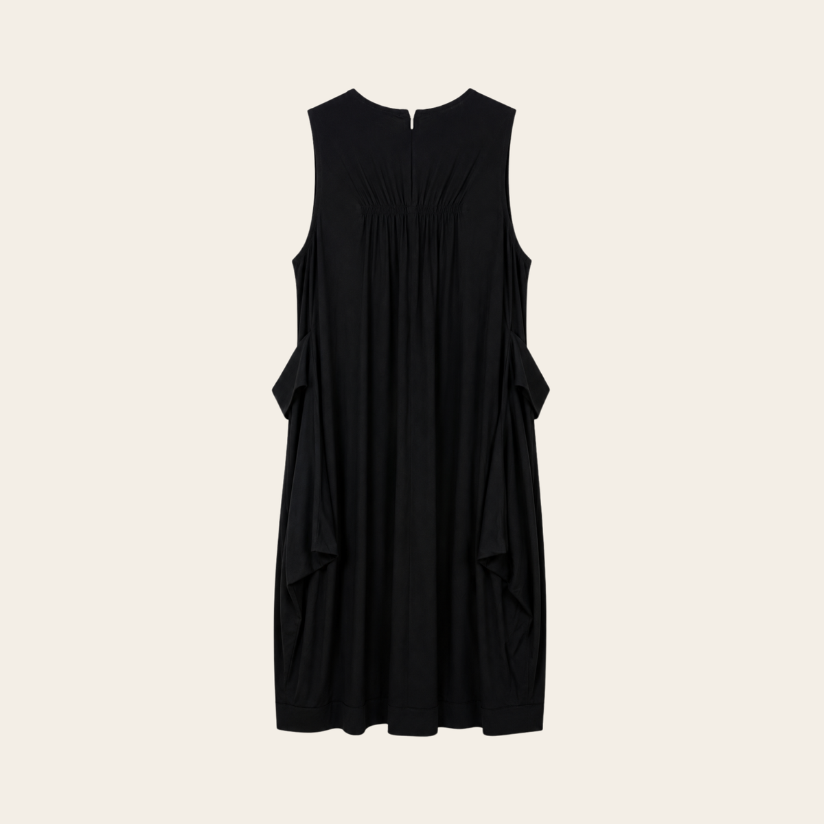 Marie Saint Pierre – Robe midi drapée à taille froncée et poches sculpturales – Noir – Taille 5 (L)
