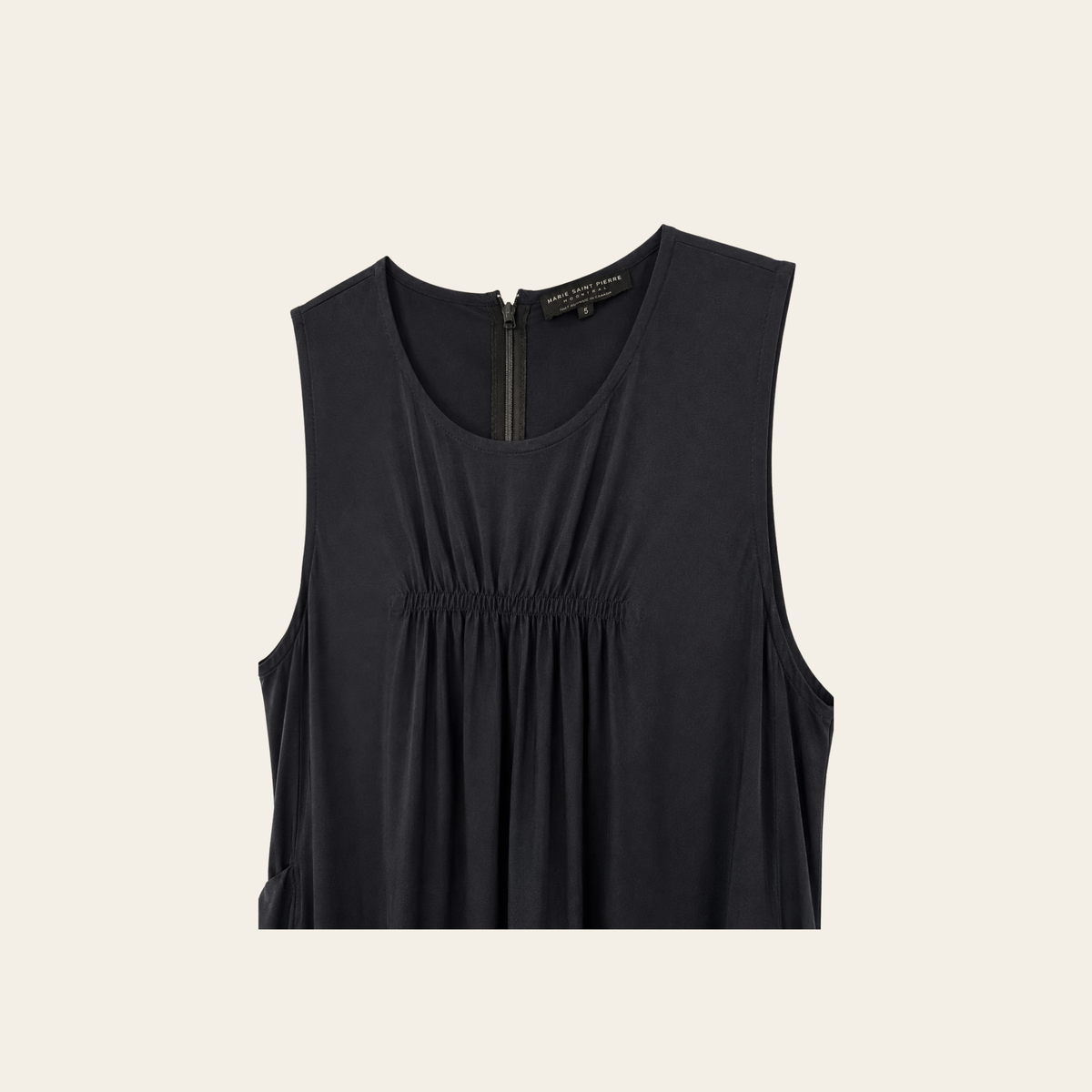 Marie Saint Pierre – Robe midi drapée à taille froncée et poches sculpturales – Noir – Taille 5 (L)