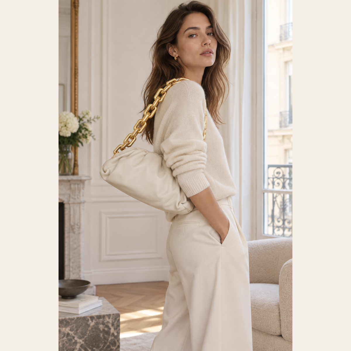 BOTTEGA VENETA – The Chain Pouch en Cuir Beige, Grand Modèle