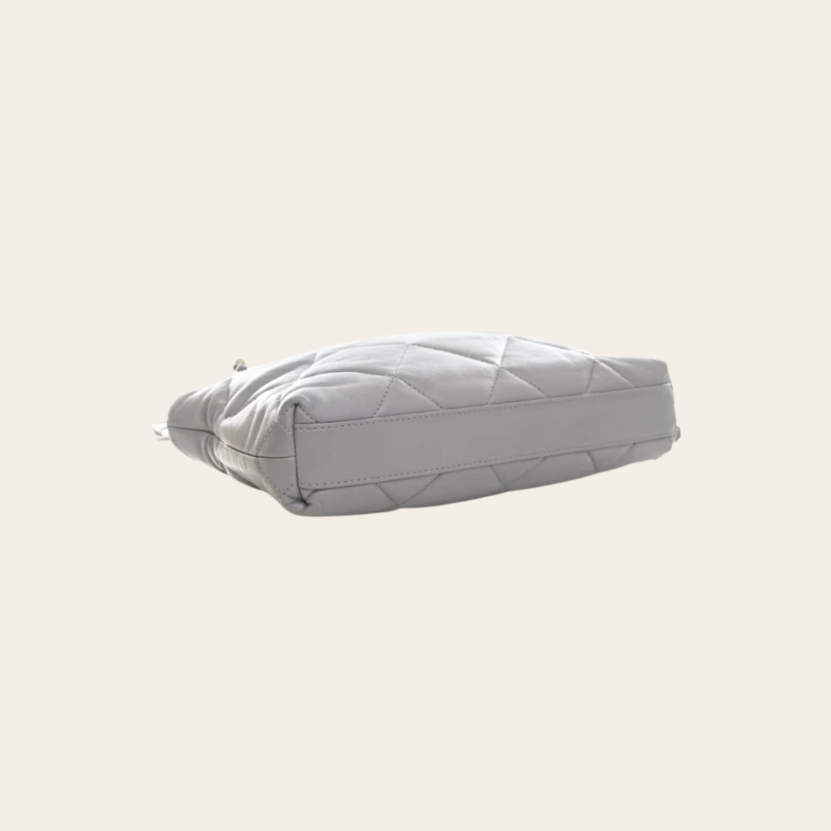 Chanel Sac Seau Drawstring Medium en Agneau Matelassé Gris