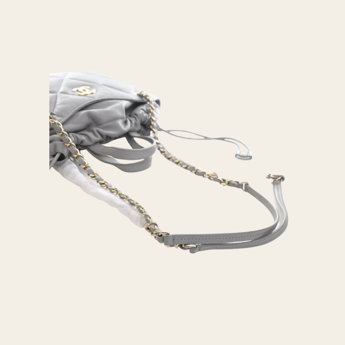 Chanel Sac Seau Drawstring Medium en Agneau Matelassé Gris