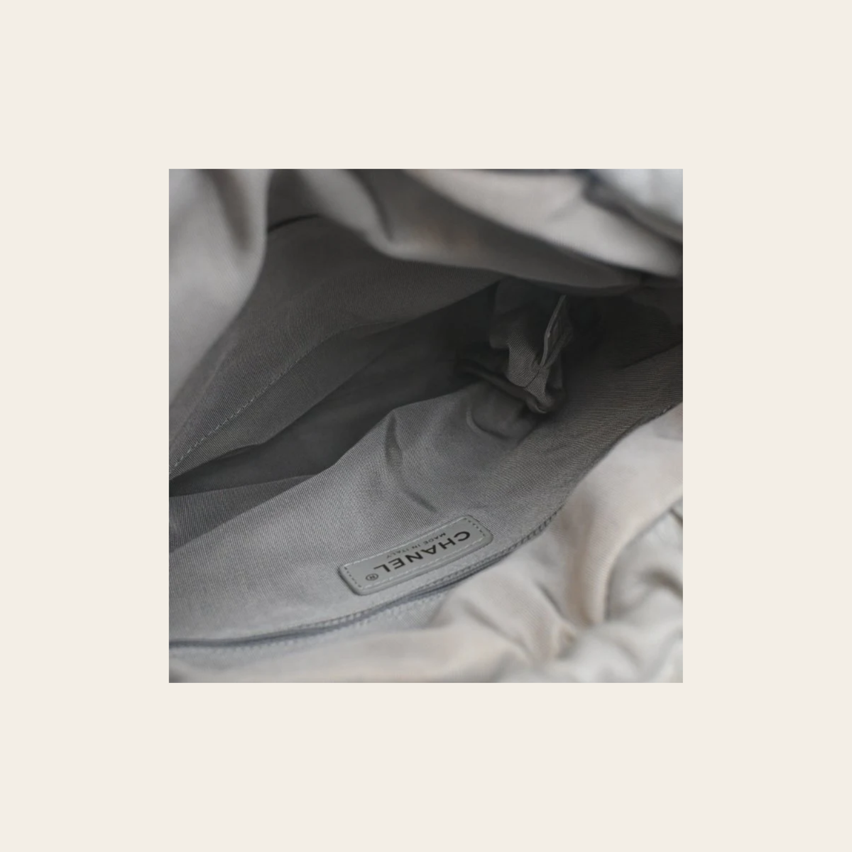 Chanel Sac Seau Drawstring Medium en Agneau Matelassé Gris