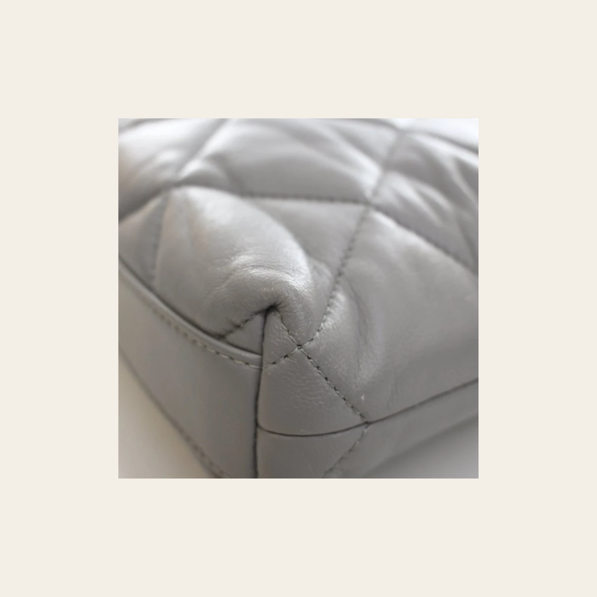 Chanel Sac Seau Drawstring Medium en Agneau Matelassé Gris