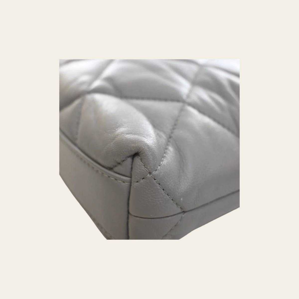 Chanel Sac Seau Drawstring Medium en Agneau Matelassé Gris