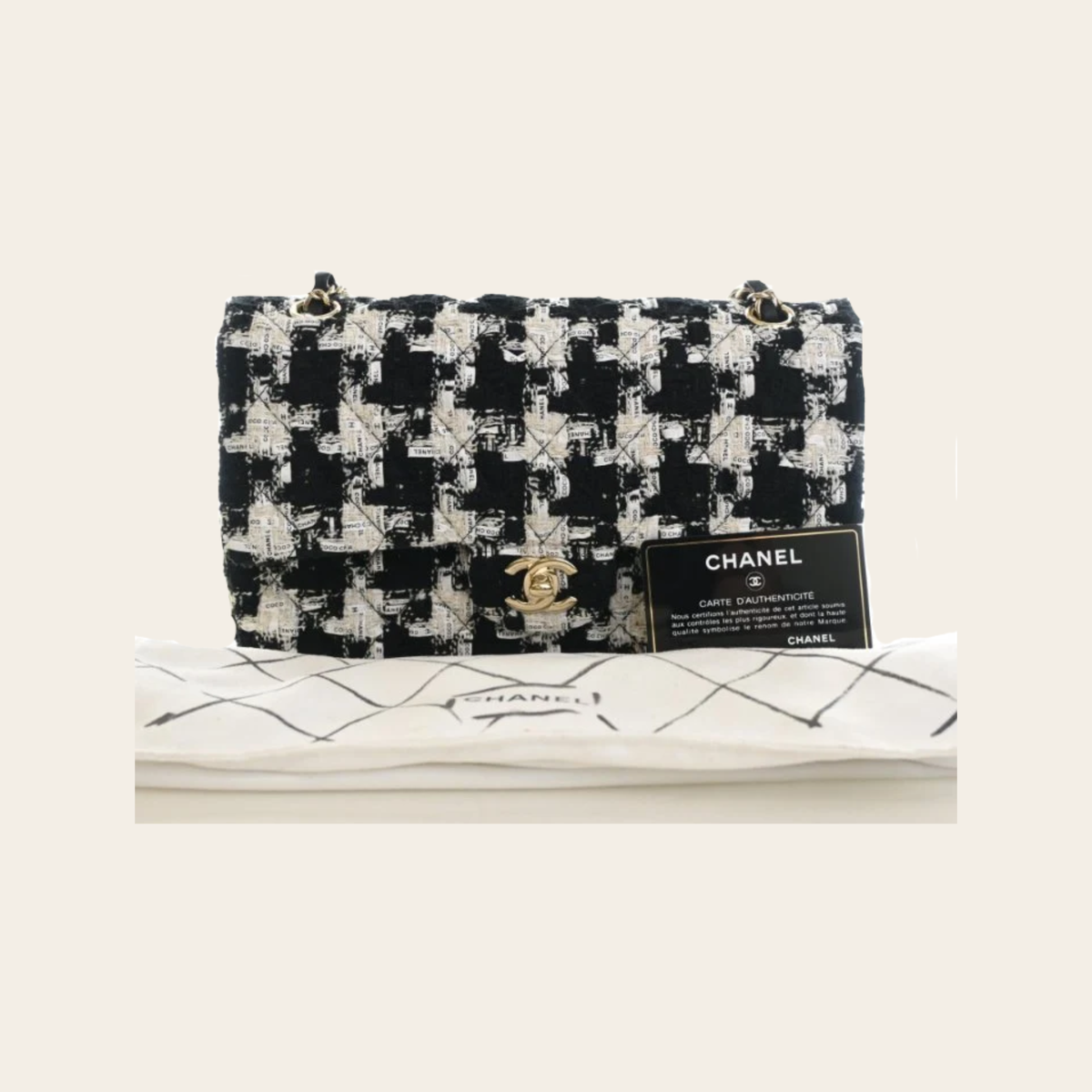 CHANEL – Sac Classic 11.12 Medium Double Flap en Tweed « COCO CHANEL » Noir et Écru, 10 po