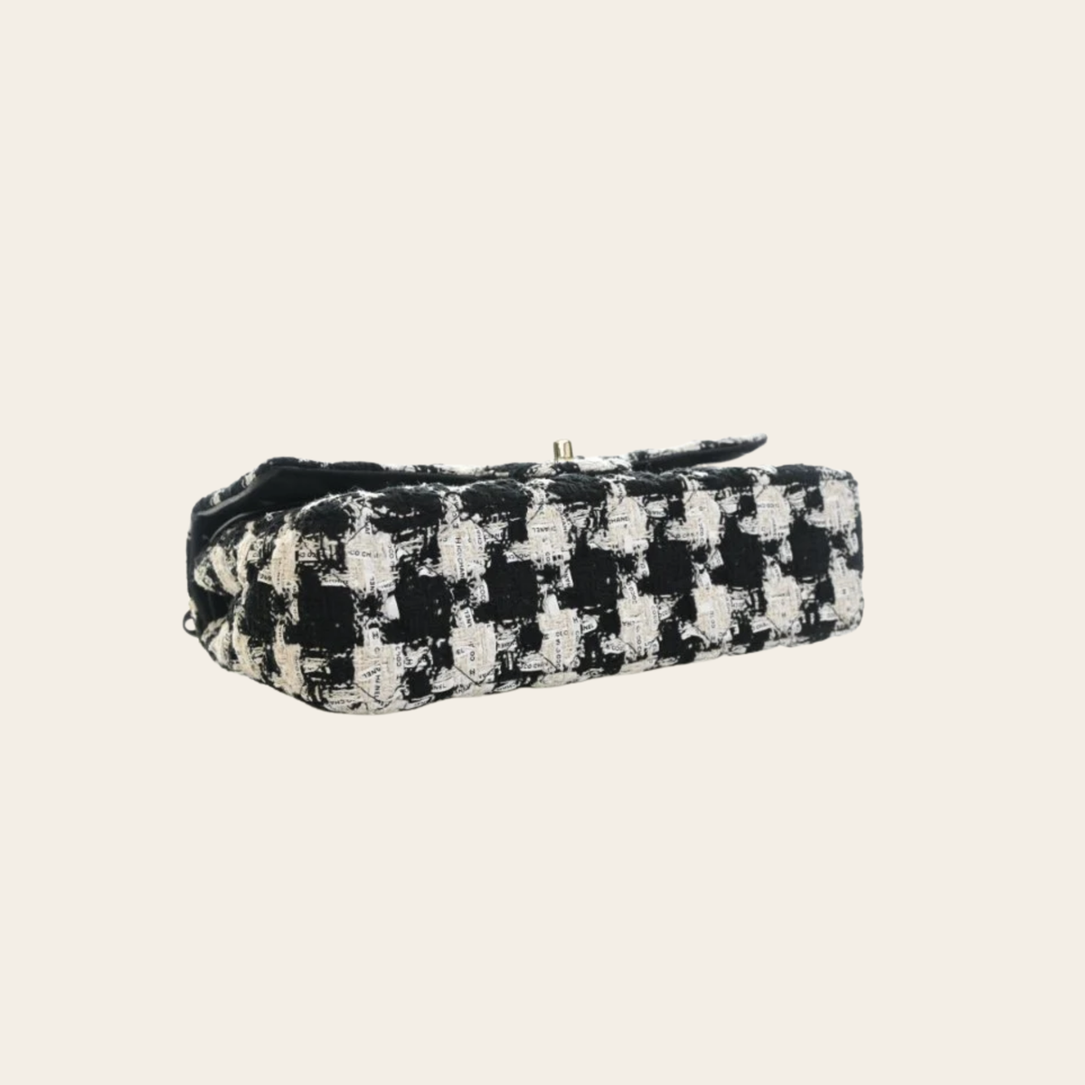 CHANEL – Sac Classic 11.12 Medium Double Flap en Tweed « COCO CHANEL » Noir et Écru, 10 po